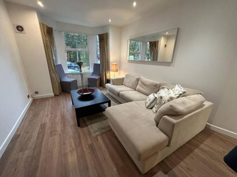Spacious Central 2Bed Apartment Wilmslow Buitenkant foto